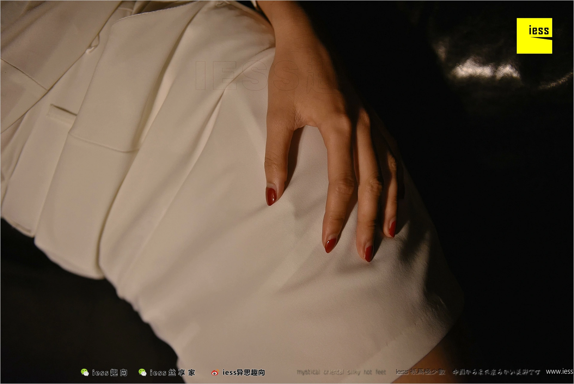 [IESS异思趣向] 2018.04.20 丝足便当219:《台灯下的裸足》julia君君 1